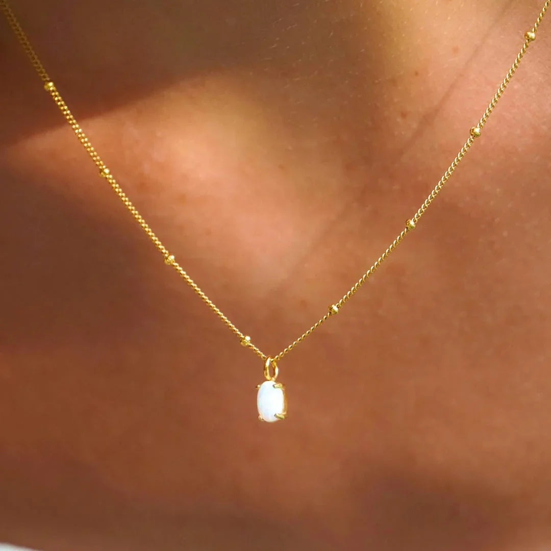 Marion | Collier en perles dorées avec pendentif en opale