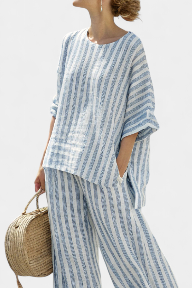 Federica – haut en lin rayé bleu sophistiqué et pantalons décontractés