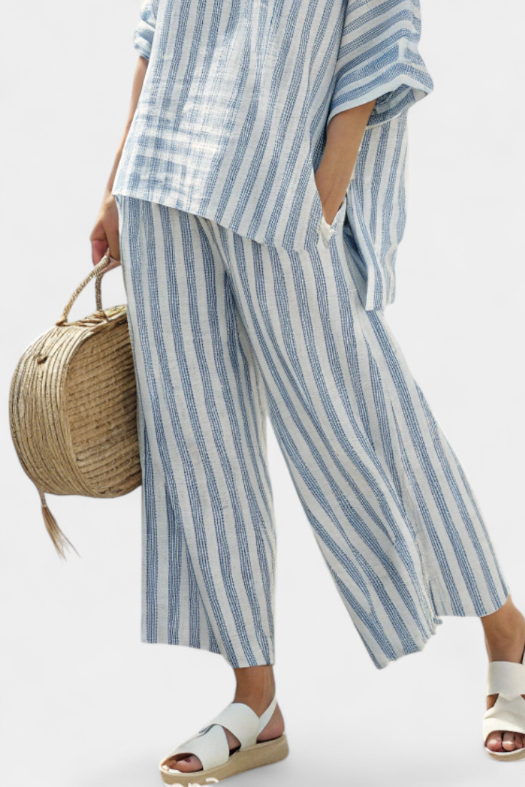 Federica – haut en lin rayé bleu sophistiqué et pantalons décontractés