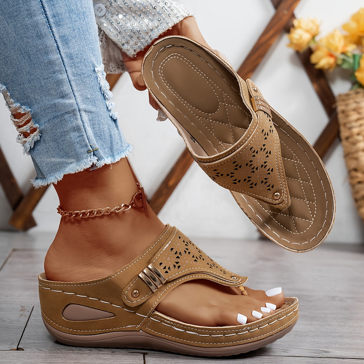Léonie | Sandales Compensées Ajourées Tong Chic