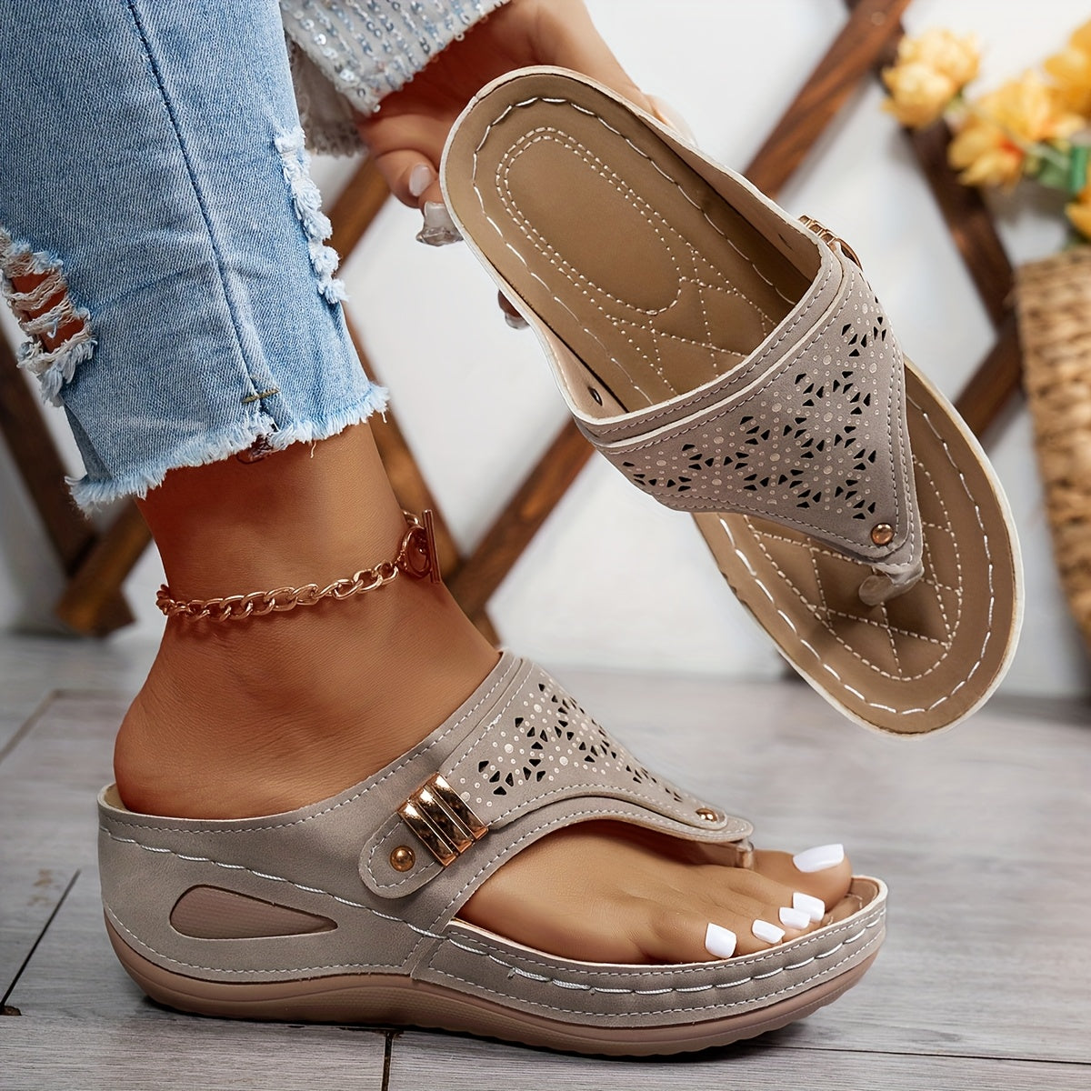 Léonie | Sandales Compensées Ajourées Tong Chic