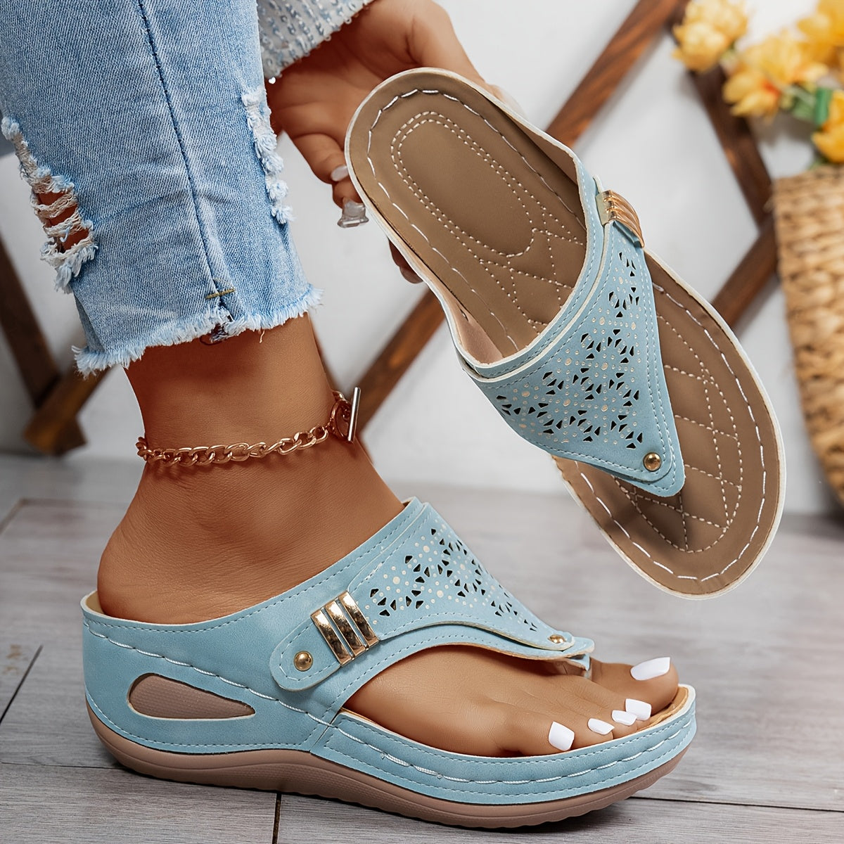 Léonie | Sandales Compensées Ajourées Tong Chic