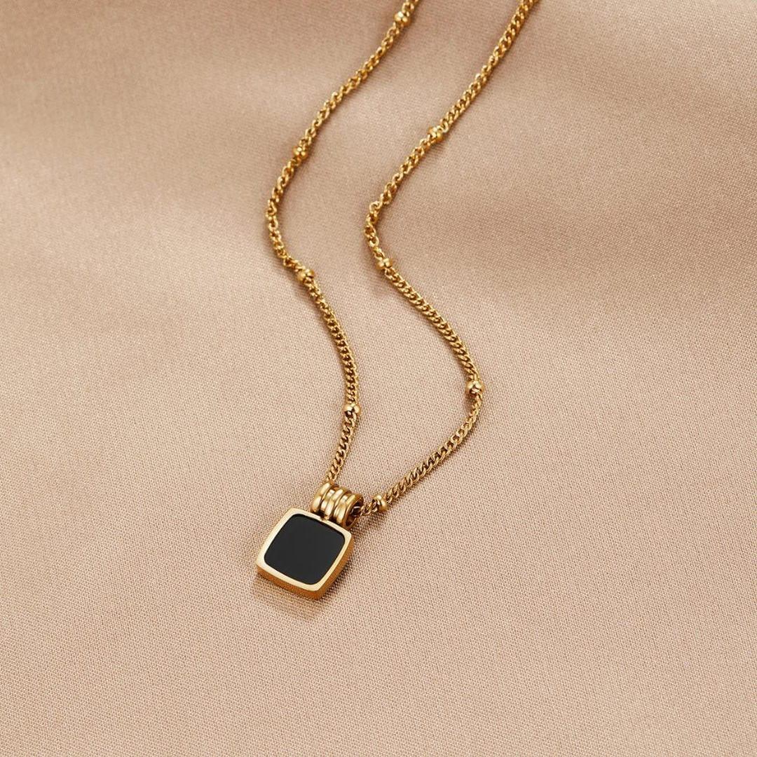 Coralie | Collier Pendentif Noir Chic de Minuit